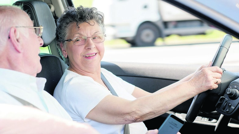 Ohne Auto geht es nicht. Vor allem für Senioren, die in ländlichen Regionen leben, ist das Autofahren wichtig. Doch immer wieder wird darüber diskutiert, ob der Führerschein ein Verfallsdatum hat und irgendwann abgegeben werden muss.