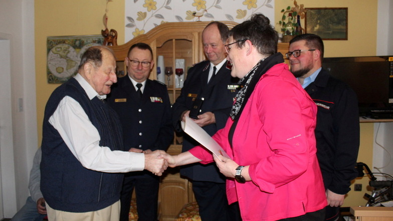Die Priestewitzer Bürgermeisterin Manuela Gajewi überreicht die Auszeichnung an Manfred Pfaff (links) aus Strießen. Ingo Nestler, Frank Ricklin und Richard Muschter sind die ersten Gratulanten.
