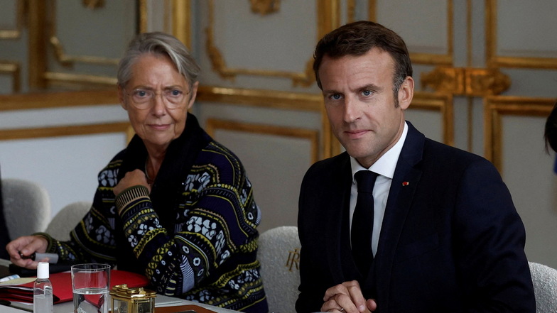 Emmanuel Macron, Präsident Frankreichs, und Elisabeth Borne (l), Premierministerin Frankreichs, nehmen an einem Treffen mit dem Olympischen Rat in Paris teil, die Premeierministerin im Pullover.