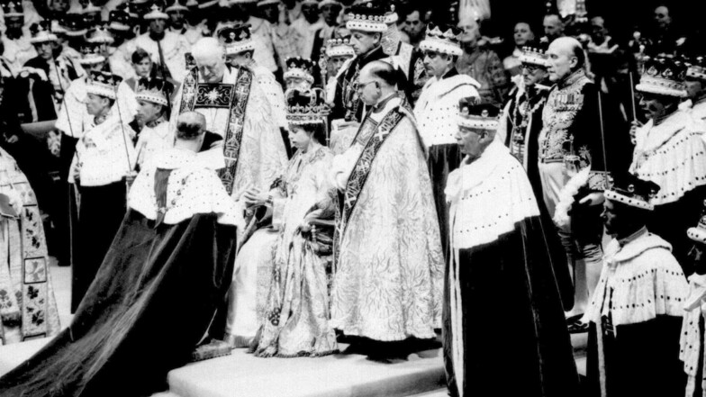 Prinzessin Elizabeth wird in der Westminster Abbey in London zur Königin Elizabeth II. von Großbritannien gekrönt.