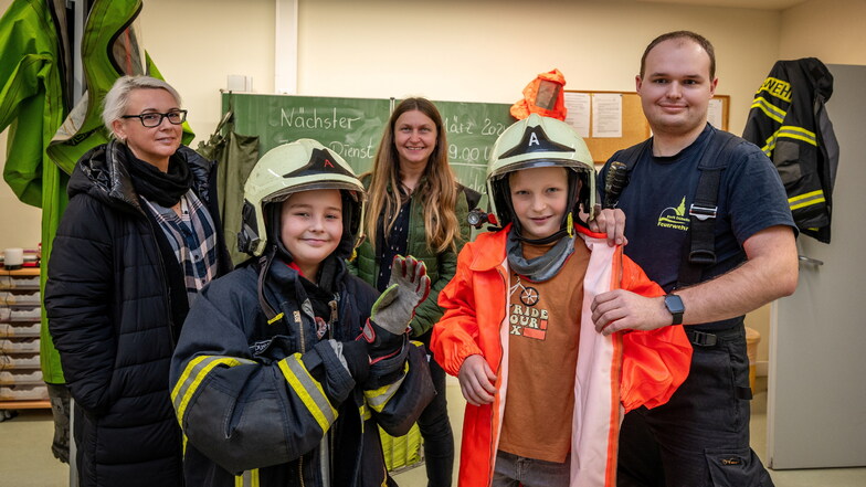 Die Döbelner Feuerwehr hat sich beim Tag der offenen Tür vorgestellt. Konstantin (10) und Moritz (10) probierten die Einsatzkleidung aus.