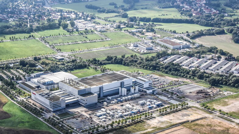 Viel Platz ist bei der neuen Bosch-Chipfabrik in Dresden, vor der Allee am unteren Bildrand: Dort könnte sich das nächste Halbleiterwerk ansiedeln. Die Immobilie gehört aber einem Tabakkonzern.