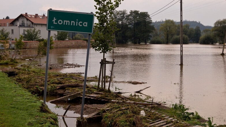 Im Ort Łomnica waren viele Straßen überflutet.