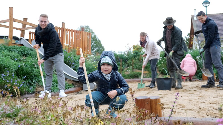 Im Kindergarten auf dem Many-Jost-Weg errichten Eltern und Erzieher(innen) einen Naturgarten. Der kleine Louis hilft mit.