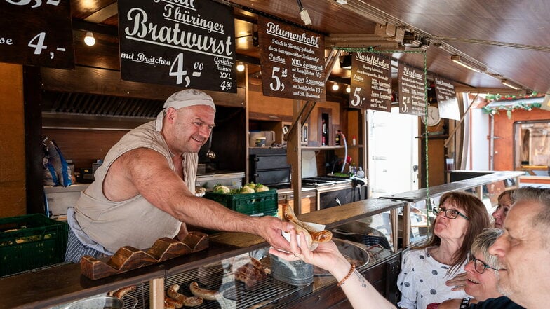 Jörg Pustlauck verkauft beim Görlitzer Altstadtfest   am Obermarkt/Ecke Klosterstraße Bratwürste in seiner "Rollenden Futterkrippe".