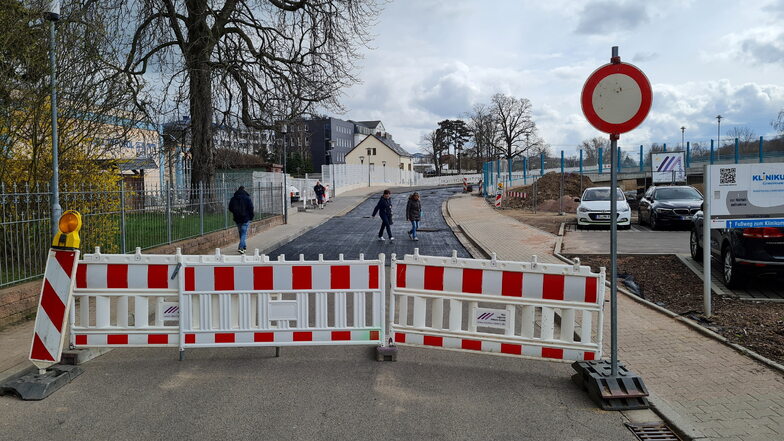 Noch bis Freitag ist die Sörmitzer Straße an der neuen Brücke Schillerstraße gesperrt. Auf der östlichen Rampe muss teilweise der Belag erneut aufgebracht werden.