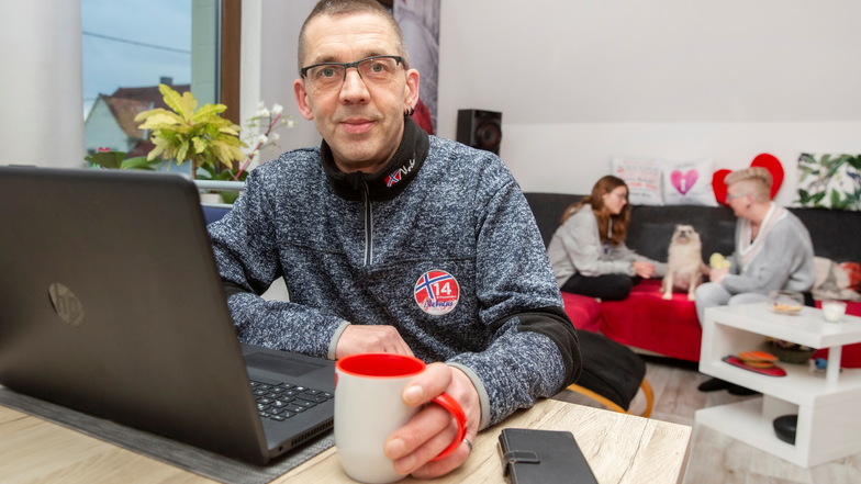 Mirko Richter in seiner Wohnung in Laußnitz bei Königsbrück. Viele Jahre kämpfte er mit seiner Alkoholsucht. Jetzt ist er trocken und leitet eine Selbsthilfegruppe für Suchtkranke.