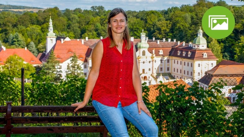 Wettbewerbs-Initiatorin Stephanie Neubert auf der Anhöhe oberhalb des Weinbergs beim Kloster St. Marienthal - ein Symbol für Ostritz.