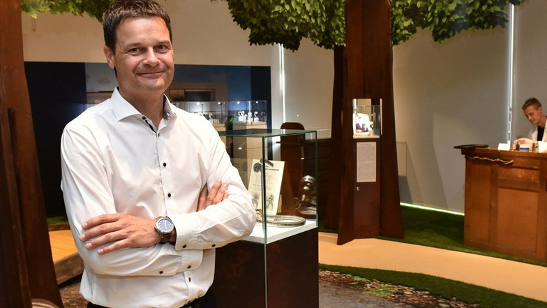 Der Geschäftsführer der Uhrenfirma Mühle, Thilo Mühle, hat einen Online-Shop eröffnet. Dieses Foto zeigt ihn in einer Ausstellung zur Firmengeschichte.