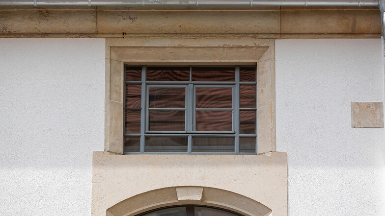 Das alte Fenster war verdeckt und ist beim Umbau wiedergefunden worden. Es wird erhalten. 
