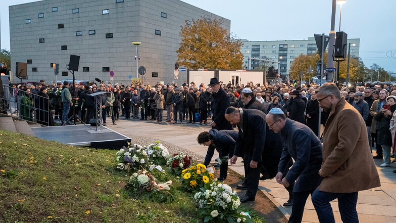 Kränze wurden zum Gedenken an die Opfer der Pogromnacht niedergelegt.