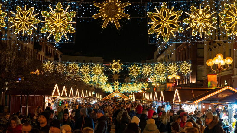 Die Weihnachtsmärkte sind gut besucht in Polen - gleichzeitig haben die Krankenhäuser laut Medienberichten zu kämpfen.