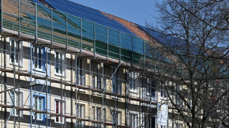 Die ersten PV-Anlagen in Hoyerswerdas Neustadt sind vor inzwischen 17 Jahren im WK II auf Hausdächer montiert worden. Nun folgt eine weitere.