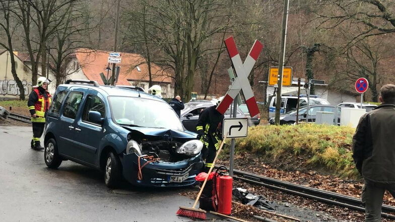 Feuerwehrleute aus Reichenberg und Boxdorf haben den beschädigten Pkw von den Gleisen im Lößnitzgrund gezogen.