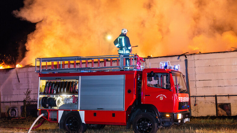 Großeinsatz für die Feuerwehr in Olbersdorf. Im August zündet ein Brandstifter Strohlager an.