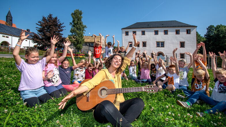 Musikpädagogin Jacinta Pereira hat mit den Schülern der Grundschule Sitten bei Leisnig Singen geübt.