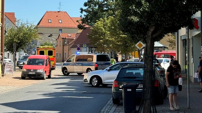 Nach einem Motorradunfall geht für kurze Zeit nichts mehr in der Weinböhlaer Hauptstraße.