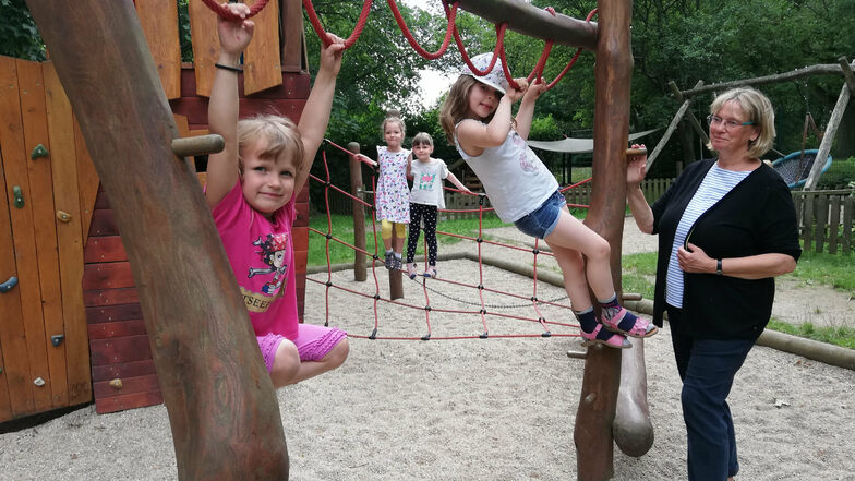 Kinder der Kita Spatzennest am Birkenwäldchen in Görlitz-Rauschwalde lieben das Klettern auf ihrem Spielplatz. Sie sind wie die Leiterin der Einrichtung, Heike Keller, froh, dass das nun wieder ohne Einschränkung möglich ist.
