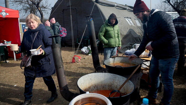 Anwohner von Vysne Nemecke kochen Essen für die Menschen aus der Ukraine.
