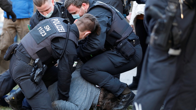 Polizisten drücken gewaltsam einen Mann zu Boden. Diese Szene vom "Spaziergang" auf dem Zittauer Stadtring sorgt für Diskussionen.