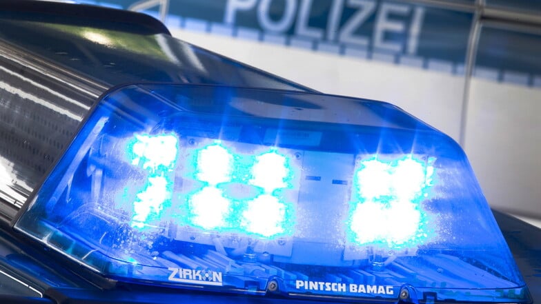 Gülleanhänger schiebt Traktor in Geringswalde gegen Baum