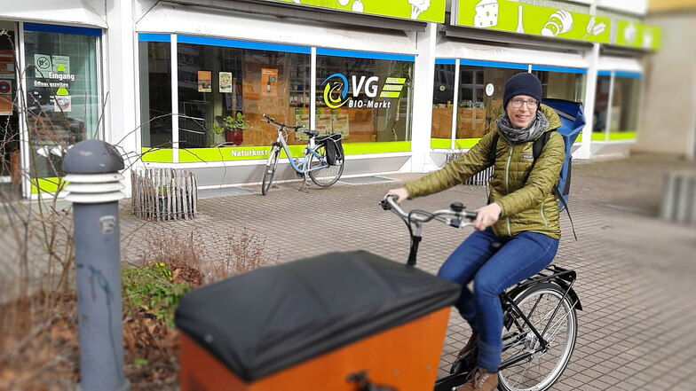 Stefanie Anderseck kümmert sich beim ADFC um das Lastenrad-Ausleiportal "Frieda&Friedrich". Am Freitag wurde am Böhnischplatz das 22. Rad in Betrieb genommen.