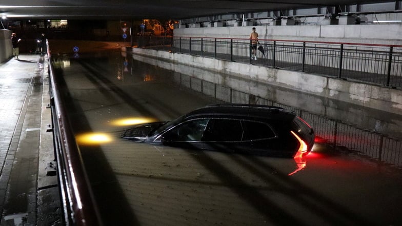 In der sogenannten Siemens-Unterführung in Bruchsal steht ein Pkw in einer Unterführung nach einem schweren Gewitter bis zur Motorhaube im Wasser.