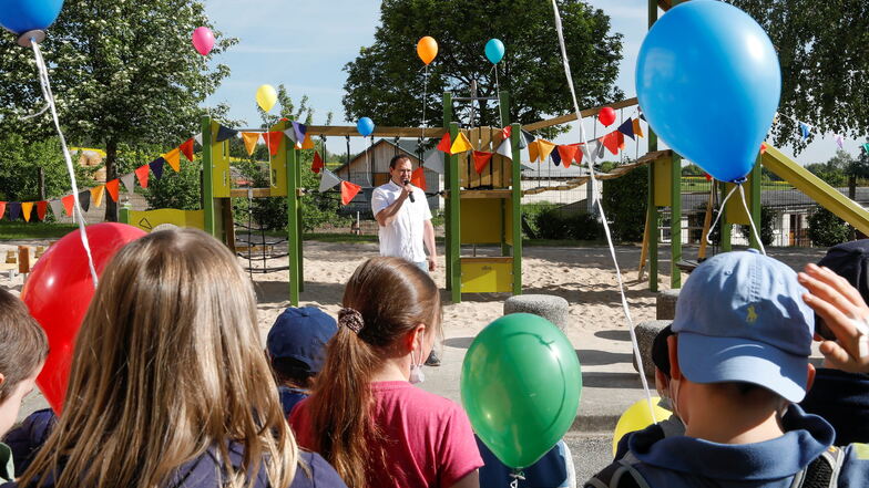 Gordon Alisch hat zum Kindertag und Eröffnung des Spielgeräts alle Grundschüler begrüßen können.