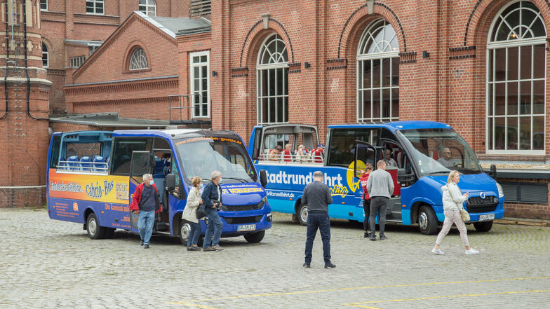 Auch mit den neuesten Fahrzeugen machen die Anbieter von Stadtrundfahrten in Görlitz gern Station an der Brauerei. 