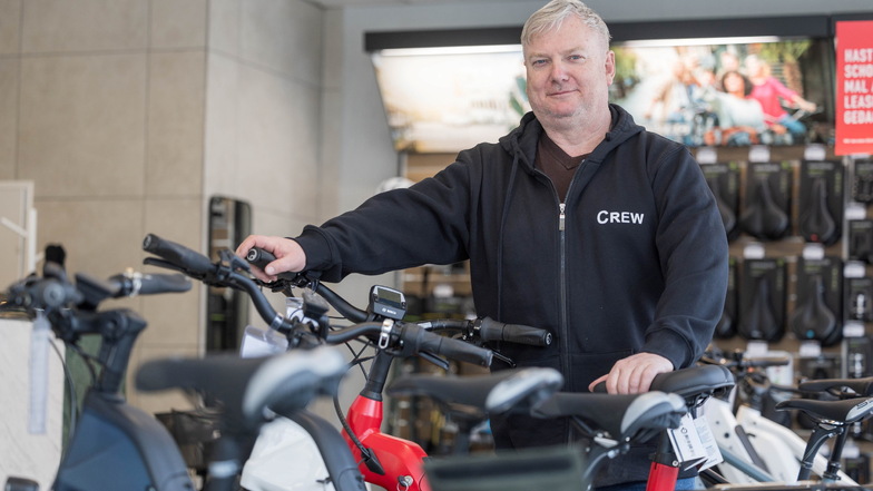 Lutz Krause macht nicht nur mit seinem Autohaus von sich reden, sondern setzt seit einem Jahr auch ein Zeichen für neue Mobilität. In seinem Großenhainer Geschäft bietet er hochwertige E-Bikes an.