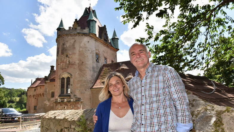 Haben eine Herkulesaufgabe vor sich: Susanne und Jens Höhnel vor dem sanierungsbedürftigen Schloss Kuckuckstein.