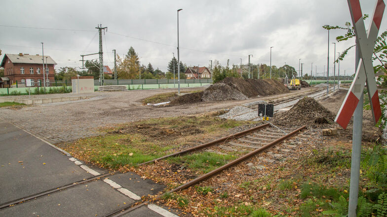 Die Firma Gostec hat im Auftrag der Deutschen Bahn das abzweigende Gleis am Bahnhof Niesky zum Stahlbau zurückgebaut und durch zwei neue Sackgassen ersetzt. Damit hat der Nieskyer Stahlbau keine Anbindung an das Schienennetz der DB mehr. Von Unternehmenss
