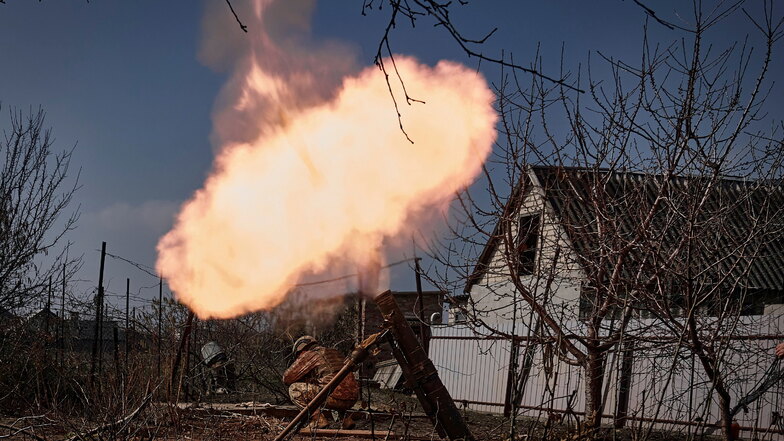 Ukrainische Soldaten feuern einen Mörser ab auf russische Stellungen an der Frontlinie in der Region Donezk.