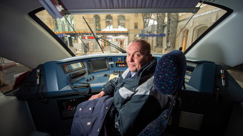 Bodo Franz am Steuer: Seit zehn Jahren sitzt er im Triebwagen auf den Strecken rund um Dresden. Seit Sonntag ist er für die Deutsche Bahn-Tochter DB Regio tätig.