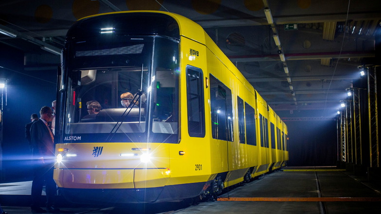 Erst vor wenigen Wochen ist die erste neue Straßenbahn nach Dresden geliefert worden.
