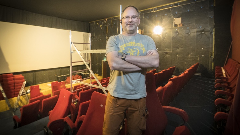 Kinochef Mario Götze im Saal 3 des Castello: Die roten Sitze haben ausgedient. Dass der Umbau in die Corona-Zeit fällt, ist Zufall.