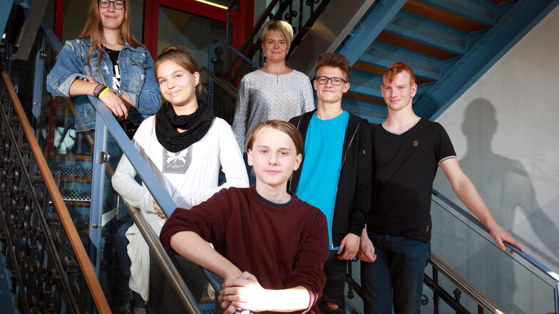 Lehrerin Grit Jäpel (o.) von der Radeberger Pestalozzischule  hat ihre Schüler Julie, Juliane, Daniel, Richard und Vincent auf die Juniorwahl vorbereitet.