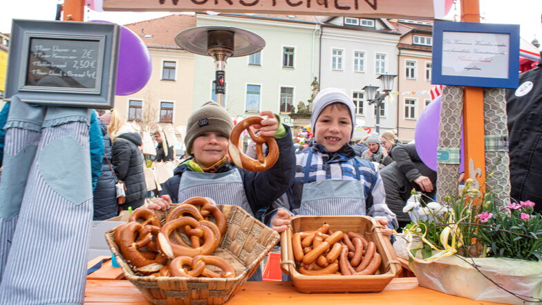Auch Elias (l. ) und Benjamin wurden beim "Budenzauber" auf dem 3. Kamenzer Würstchenmarkt zu Verkäufern. An ihrem Stand gab es Mini-Kamenzer der Fleischerei Imbach und Brezeln.