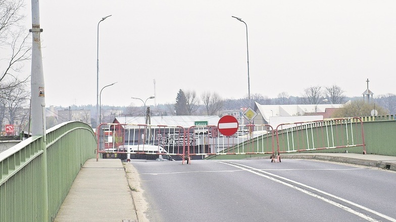 Bilder von der geschlossenen Grenze zwischen Bad Muskau und Łeknica sind noch so präsent wie Dramen, die sich in getrennten Familien auf der Brücke abspielten.