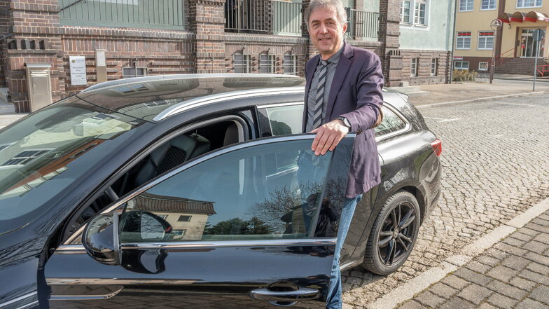 Der Gröditzer Bürgermeister Jochen Reinicke fährt einen Renault Talisman als Dienstwagen.