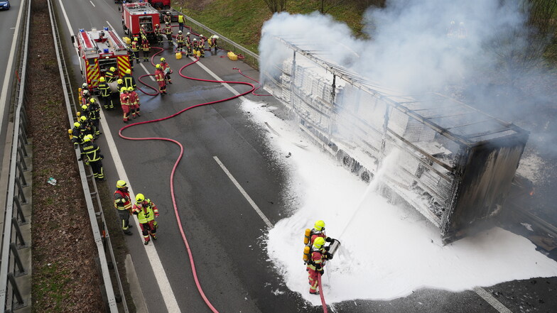 72 Feuerwehrleute waren vor, konnten aber nicht mehr verhindern, dass der Anhänger komplett ausbrannte.