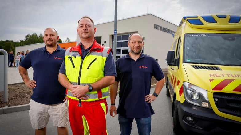 Drei Notfallsanitäter der Königsbrücker Rettungswache, die schon am alten Standort gearbeitet haben: Tomy Pantak, Denny Wukasch und Sandro Maywald (v.l.). Sie freuen sich, dass sie jetzt bessere Arbeitsbedingungen haben.