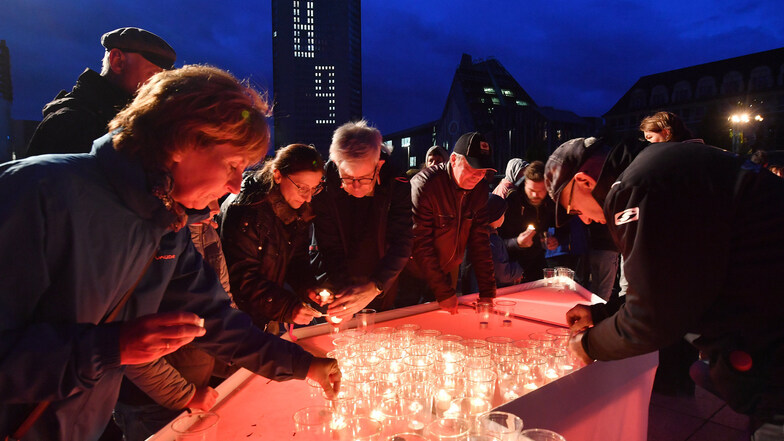 Leipziger bringen mit Kerzen den Schriftzug "Leipzig 89" auf dem Augustusplatz zum Leuchten. Mit zahlreichen Veranstaltungen wird in Leipzig an die Großdemonstrationen vor 30 Jahren erinnert.