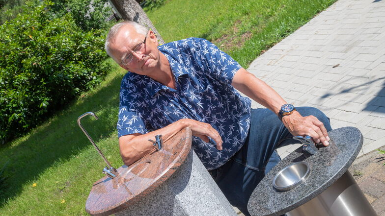 Lutz Harp aus Radebeul hat sich mit seiner Trinkbrunnen-Manufaktur in Lodenau angesiedelt. Deutschlandweit ist er der Einzige, der sie aus Granit herstellt.