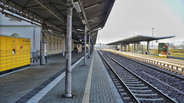 Am Bautzener Bahnhof herrscht am Freitagmorgen gähnende Leere. Reisenden war angeraten, Reisen zu verschieben oder auf Busse auszuweichen.
