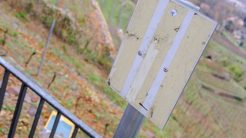 Vandalismus, wie jüngst an der Markierung des Bilz-Pfades am Spitzhaus, sind ein leidiges und immer wiederkehrendes Problem. Mit einem Mängelmelder können Schäden am Sächsischen Weinwanderweg schneller und punktgenauer angezeigt werden.