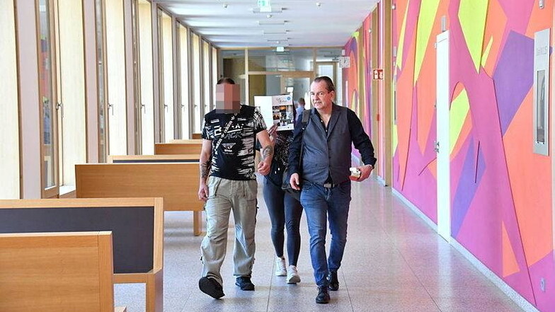 Schneller Prozess nach dem Angriff auf eine Kommunalpolitikerin der Grünen in Dresden: Der Angeklagte (l.) mit seinem Verteidiger Michael Sturm auf dem Weg in den Gerichtssaal.