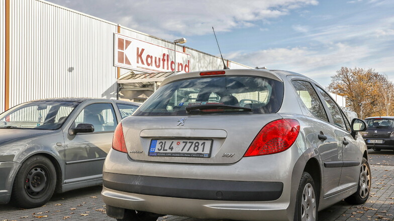 Ein Auto mit tschechischem Kennzeichen am Donnerstag auf dem Parkplatz bei Kaufland. Eigentlich dürfen Tschechen derzeit nicht mehr auf deutscher Seite einkaufen.