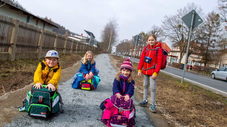 Der neue Fußweg an der Rottwerndorfer Straße macht Theo, Johanna, Sina und Charlotte (v.l.) aus Goes glücklich.