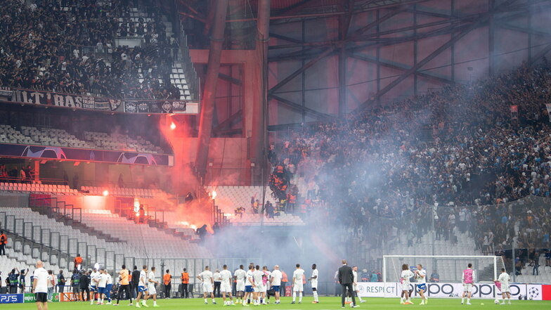 Beim Champions-League-Spiel in Marseille beschossen sich die Ultras der Gastgeber sowie von Eintracht Frankfurt mit Pyrotechnik.